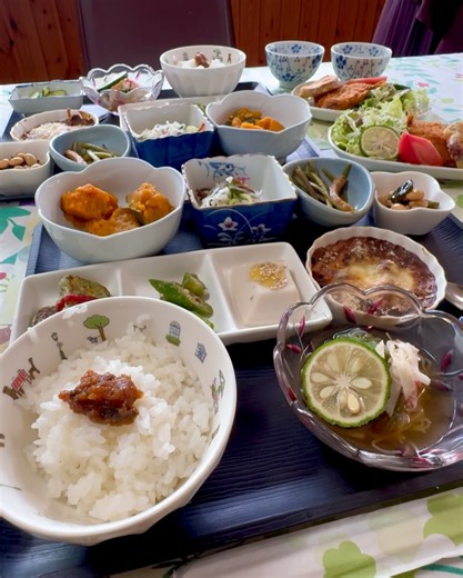 やまＱちゃん🔍 山口県グルメ／北九州 グルメ・観光・旅 on Instagram: "森の中にある… 下関市菊川の 自然豊かな場所にある アットホームなレストラン🏠 料理が大好きな奥さまがつくる、 季節の野菜をたっぷり使った、 心のこもった家庭料理が楽しめるよ🥰 品数豊富で コスパ最強すぎる❣️ 予約必須 ────────────── ▶︎日替わりランチ…1,000円 ────────────── ・魚フライ、天ぷら ・グラタン ・かぼちゃの煮物 ・ミニオムレツ ・オクラの和物 ・ゴマ豆腐 ・酢の物 ・こんにゃくソーメン ・煮豆 ・香の物 ・デザート、コーヒー 自家栽培の季節の野菜を使った 小鉢10品 揚げ物は、 揚げたてをあとから出してくれるよ🥰 すべて手作りの 家庭的な優しい味で めちゃくちゃ美味しい♡ ご飯がこれまた美味しくて、 上にのってる味噌も手作り🍚💕 デザートとコーヒーまでついてるし、 これで1,000円は安すぎてびっくり😳 店内は、 テーブル1卓(10人) 6畳の和室１室 カウンター席 があるよ🪑 最初は少し暑いかな？ と思ったけど、 心地よい風が入