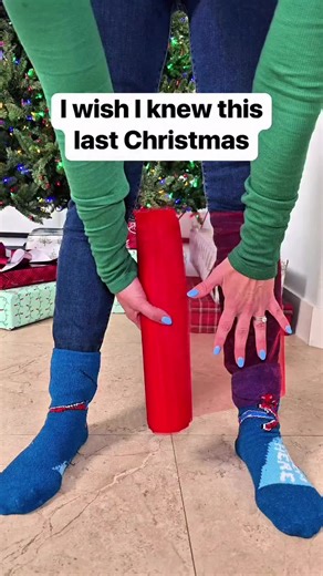 Easy way to tie a large Christmas decor bow #bow #christmasdecor #doordecor #tulle