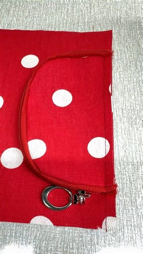Easy DIY Zipper Pouch Sewing Tutorial #sewing #sewinghacks #sewingtipsandtricks