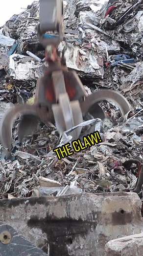 THE CLAW! #excavator #trucks #heavyequipment #heavymachinery #constructionequipment #construction #quarry #mining #machine #operator