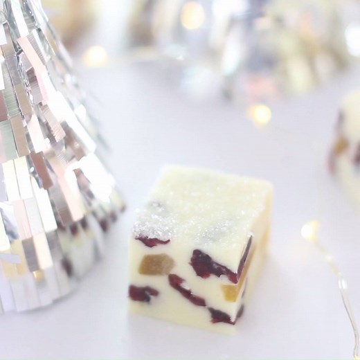 Seriously easy Christmas candy and pretty enough to gift! Printable recipe is at the link: http://www.sprinklebakes.com/2017/12/cranberry-orange-white-chocolate-fudge.html | SprinkleBakes