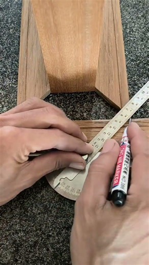 easy way to measure a 45° angle using a protractor #carpentry #wood #works #tips #diy #woodworking.