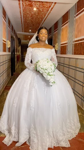 A friend of Cynthia referred me to her when she was looking for a makeup artist for her big day. Watch till the end to see her review❤️ Thank you for trusting us with your big day ma’am ❤️ Your new home is blessed 🙏 We’re taking bridal bookings send a Dm to book. Mua: @imo_signaturess Hair: @thegoodstylist Gown: @loveboatbridalsnigeria Bouquet: @loveboatbridalsnigeria #weddingdigestnaija #nigerianwedding #bridalbliss #southeastmua #bridalhair #ebonyibrides #bride #bridalrobe #bridalmorning #wed