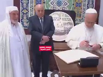 Pope Leo XIV has signed the Golden Book at the Great Mosque of Algiers — a historic first, marking the first time a pope has ever signed this book inside an Algerian mosque.This gesture symbolizes interfaith dialogue, with the Pope writing a message of peace in both Arabic and French.