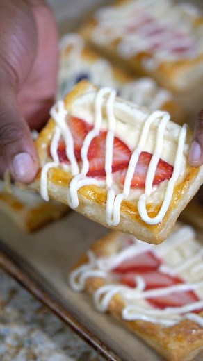 🍓🫐 we got Starbucks at home. Let’s make this cheesecake fruit danish that is good for any occasion. #starbucks #danish #cheesecake #breakfast | BlessitsJeff