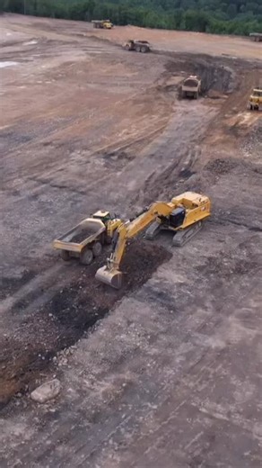 Rabia Güneş on Instagram: "Hafriyat nedir, metrajı nasıl hesaplanır? Hafriyat, bir yapının inşasına başlamadan önce zeminin kazılması, taşınması ve düzenlenmesi işlemidir. Temel kazıları, zemin tesviyesi, yol açma gibi işler hafriyat kapsamına girer. Metraj hesabı ise bu kazı işinin miktarını belirlemek için yapılır ve genellikle m³ (metreküp) cinsinden ölçülür. Hesaplama için kazılacak alanın uzunluğu × genişliği × derinliği formülü kullanılır. Örneğin 10 m uzunluğunda, 5 m genişliğinde ve 2 m