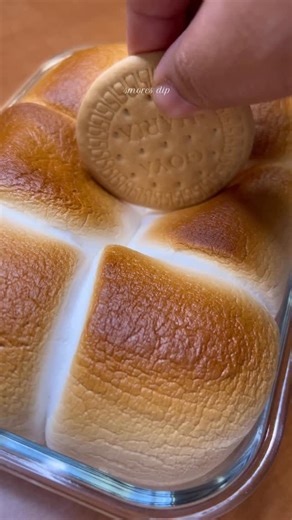 Desserts | Easy 3 ingredients smores dip 😍 1. Chocolate 2. Marshmallows 3. Cookies Bake for 10-12 minutes at 400 📸 [ tiktok - cookupki ] smores... | Instagram