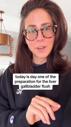 DAY 1 OF THE LIVER/GALLBLADDER FLUSH PREP ❤️‍🔥 Starting on New Year’s Day was not the ideal situation but due to time constraints we are doing it this way! The prep phase is truly all about just making hard stones softer and producing as much bile as I possibly can (while using as little as I can). This will allow me to have greater release of stored stones and toxins when it comes time for the actual flush. To do this I have to limit my intake of animal protein and fats (very hard for me 😅😅)