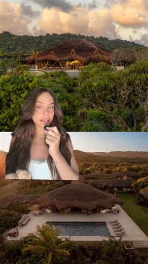 AirConcierge Brasil on Instagram: "Casa de Praia – Pé na Areia – Serra Grande | BAcs236 Casa totalmente integrada à natureza, em uma praia deserta no Sul da Bahia. Pé na areia, toda feita com bambu e madeira de demolição, ela encanta de uma maneira única. A ampla sala, área de convívio principal, é uma grande oca coberta de piaçava que se abre para um deck com piscina vista mar. As cinco suítes independentes, se conectam à essa sala por passarelas com cobertura de bambu, dando um ar único de bel