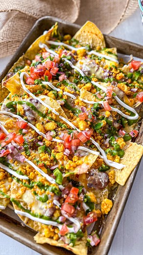 Pooja Jhunjhunwala on Instagram: "Paneer Nachos 🇲🇽🇮🇳🌶️🌱 Recipe with a step by step video is on my website. Clickable LINK IN @theglobalvegetarian BIO or go to www.theglobalvegetarian.com/recipes/paneer-nachos or google *the global vegetarian paneer nachos* Nachos are ALWAYS a good idea, like seriously who doesn’t like nachos?! This Paneer Nacho recipe is something everyone will LOVE! You’ve got crispy chips, refried beans, masala queso, more melted cheese, and chewy paneer all baked togeth