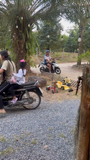 มาแล้วหล่าวคับนักเดินทาง คนที่สองแล้ว นึกว่าบ้านเราเป็นที่พักแคมป์ปิ้ง ดูมาจากกูเกิลMap ผมนั่งอยู่หน้าบ้านพอดีกับน้องปืน ก็ซัดหรั่งพักเดียว🤣 ดีได้โทรศัพท์แปลภาษากัน พอได้คุยกันรู้เรื่อง เราก็หามี่หลับที่นอนให้ ที่ทุงทูน แคมป์ ของน้องๆ นอนคืนนี้ ตอเช้าเขาต้องเดินทางไประนองต่อ คนก่อนมาจากรัสเซีย เคยต้องชื่อไทยว่าน้ำคน คนนี้มาจากโปแลนด์ ปืนว่าต้องน้ำค้างพี่ แถมชอบรถEnduro เหมือนกัน มิตรภาพสวยงามเสมอ เราก็ช่วยเท่าที่ช่วยได้ #VitpiesSilverธรรมศิลป์home | ป๊อก เทิดพงศ์ วุฒิพงศ์