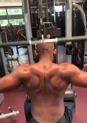 Machine pour avoir un dos tracé et puissant .