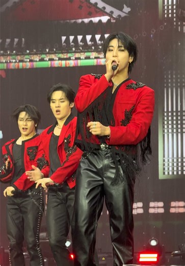 DU DU DU in London… it was definitely wet. #StrayKids #dominateworldtour #skz #jisung #bangchan God’s Menu