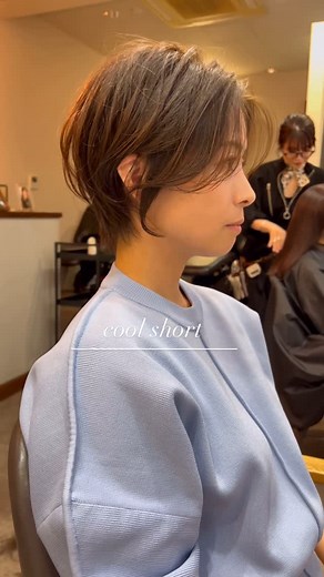 こわだしょう/ショート/ボブ/大阪/ on Instagram: "前髪少しだけ長めで分ける感じ✂️ 丸みの位置も少し高め 落ち着いた大人女性の印象🧑🧡 こんにちは😊 こわだしょうです！ 僕は短い髪の毛を切るのを 得意とする美容師です⭐️ ショート、ボブにしてみたいけど 悩みがあってできるかが不安😭 ・生えぐせがある ・全体的に癖がある ・スタイリングが上手にできない ・広がりやすい ・ダメージが気になる しっかりと改善させていただきます🔥 ご予約はプロフィールのURLかDMで お待ちしております #大阪サロン#梅田サロン #ショート#ショートカット#ショートボブ #ショートヘア#大阪ショート#梅田ショート #大阪ショートヘア#ショートカット大阪 #ショートヘア大阪#大阪ショートカット"