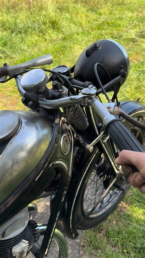 Motocykly ČZ on Instagram: "ČZ 250 sport 1940 🇨🇿 #cz_motorcycles_by_mike #czechoslovakia #cezeta #čezeta #czechboy #laska #sleduj #vylet #zlateceskerucicky #masina #ww2 #veteran #250cc #podzim #relax #inspirace #motivace #priroda #pohoda #2t #cerna"