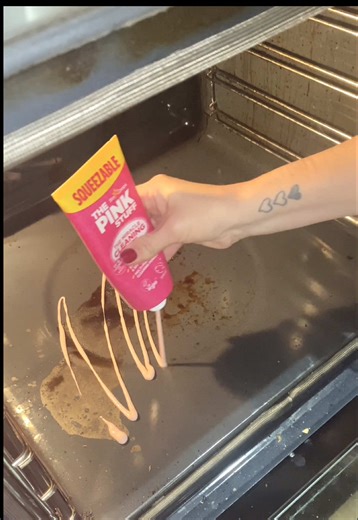 Easy squeezy oven clean with The Pink Stuff Squeezable Paste 🤭💞 and @the_warrior_home ✨ Do you need to do yours? #thepinkstuff #pinkstuff #cleaning #cleaningmotivation #cleantok