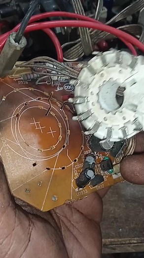 14K views · 71 reactions | How to attach a tube socket to a PCB #socket #crttv #tubetv | Andi Distorsing | Facebook