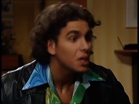 Folge 276: Ramon droht die Strafversetzung in die zehnte Klasse. Kati ist schockiert zu hören, dass Christoph und Barbara heiraten wollen. Jan leidet zusehends unter der romantischen Stimmung zwischen Julia und Sebastian. | Verbotene Liebe