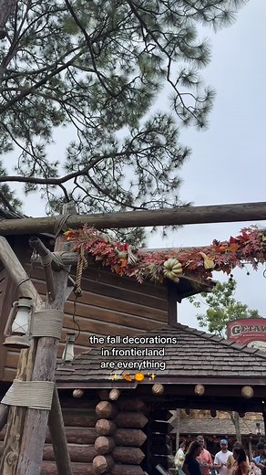 Some of my favorite decorations in the park 🧡 Halloween at Disney Episode 4 ✨ | Frontierland Fall Day 🍂🧡 📸: Frontierland 📍Magic Kingdom #disney #disneyworld #disneyparks #magickingdom #disneygram #disneyhalloween #frontierland #halloween #fall | Theme Park Girl