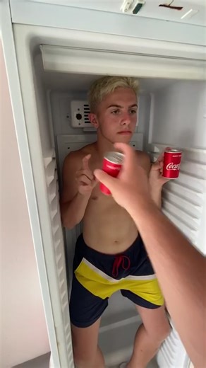 Vous avez vu c’est trop bizarre les mini canettes ? 🧐🤣 @valouzz_tiktok #michou #pourtoi #tiktok