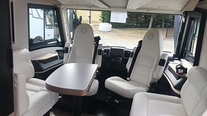 La marque française Le Voyageur présente un nouveau modèle Eterna 7.0 GJF. Cet intégral 3,5 tonnes mesure 7,05 m de long. Un poids et un gabarit réduits, pour un camping-car assurément luxueux. ➡️ Retrouvez toutes les infos sur notre site : https://www.lemondeducampingcar.fr/actualite/nouveau-le-camping-car-compact-de-luxe-le-voyageur-eterna-lv-7-0-gjf/217892 | Le Monde du Camping-Car