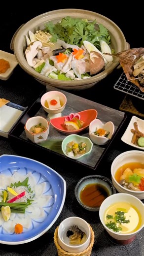 時わすれ開華亭 浜名湖かんざんじ温泉 露天風呂付客室 パルパルすぐ近く！ on Instagram: "冬のごちそう、ふぐ会席✨✨ 時わすれ開華亭のふぐ会席は【2月いっぱいで終了】となります。今年の冬、食べ納めに…🐡 温泉とともに、季節の味覚をゆっくりお楽しみください。 A winter delicacy — our Fugu Kaiseki. At Kaikatei, our Fugu Kaiseki will be available until the end of February. As the winter season comes to a close, enjoy one last taste of this seasonal specialty. Savor the flavors of winter at a relaxed pace, together with the soothing warmth of our hot springs. ―――――― 浜名湖畔に佇む旅館 【浜名湖かんざんじ温泉 時わすれ開華亭】 温泉の泉質は"塩化ナトリウム泉"で、疲労回