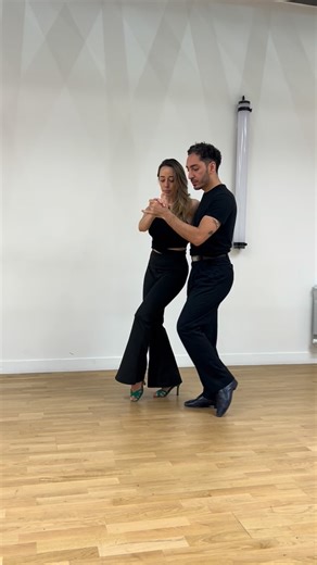 Tango Scène, tous les lundis à 21 heures au 9 rue de Cadet, à Paris. À 20 heures, nous proposons également un cours pour débutants, pour ceux qui commencent dans cette merveilleuse danse qu’est le tango argentin. Écrivez-nous pour plus d’informations. http://ecoledetangodeparis.fr/ Mes chaussures sont des @percantazapatos | Andrea Kuna
