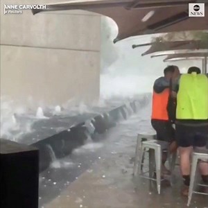 Ohhh la naturaleza se sigue manifestando .... ❄️💧impactantes imágenes de lluvia de granizo en Canberra , Australia. @abcnews | MAGIC 97.3 Fm Metro 99.5 Fm Isla