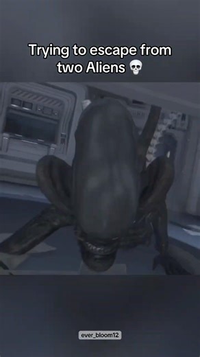 ESCAPING FROM 2 ALIENS! 💀