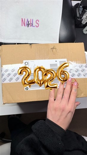 ✨ Unboxing Élya Maje ✨ Première commande chez Élya Maje, dites-moi ce que vous en pensez 👀💬 J’ai pris : 🧴 Cleaner & solution de fonte 💅 Gel de la gamme Creamy n°4 et n°13 🔒 La Solid Base pour mes capsules la Basic 🤍 Deux couleurs nudes pour les capsules américaines C’est ma toute première fois avec cette marque, hâte de tester tout ça 😍 Si vous avez déjà commandé chez eux, donnez-moi votre avis ⬇️✨ #elyamaje #unboxing #nailtech #ongles #nailsaddict