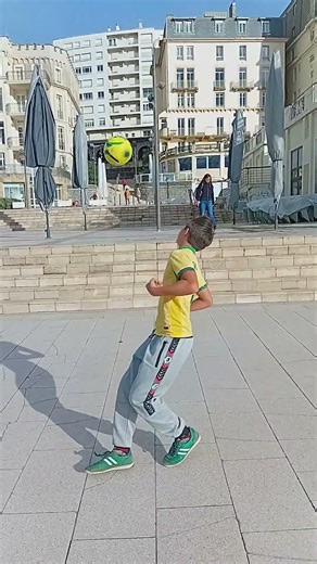 Foot Brésilienne Cédrico et Natale Beach Ball #football #soccer #sports