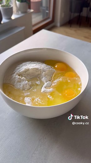 😍RECEPT na REBARBOROVO-JAHODOVÝ koláč s tvarohem a drobenkou😍 Dokonalý koláč, který je lehce nakyslý díky rebarboře a kombinace s jahodami 🍓 a tvarohem je božská😋 Vyzkoušejte, sezóna rebarbory a jahod začíná 😉☺️ #cookycz #videorecepty #rebarbora #jahody