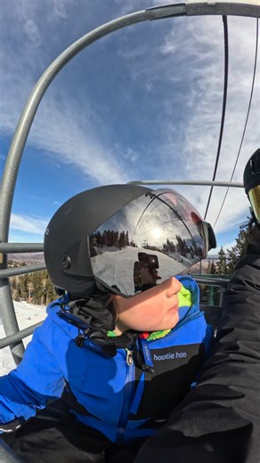 Deer Valley’s best-kept secret? Lunch at Snow Park Lodge. Easy access, thoughtful options, and additional seating on the second floor make it a comfortable place to recharge mid-day this holiday weekend. 🎥 @julie_raisingwild | Deer Valley Resort