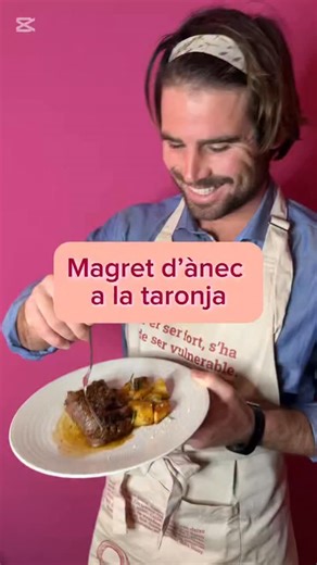 Ada Parellada on Instagram: "MAGRET D’ÀNEC A LA TARONJA 2 magrets d’ànec 1 ceba 2 grans d’all 2 taronges 20g de mel 20g de salsa de soja 100ml de Grand Marnier 250ml d’aigua 2 patates Romaní fresc Sal Pebre Hem de treure una hora abans els magrets de la nevera perquè s’atemperin. Fem uns talls quadriculats a la part del greix, sense arribar a la carn. Els posem sobre la paella freda per la part del greix. Encenem el foc i coem durant 15 minuts a baixa temperatura. Anem retirant el greix i el res