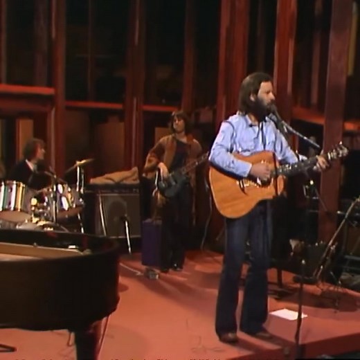 San Francisco Maxime Le Forestier C'est une maison bleue Adossée à la colline On y vient à pied, on ne frappe pas Ceux qui vivent là, ont jeté la clé On se retrouve ensemble Après des années de route Et l'on vient s'asseoir autour du repas Tout le monde est là à cinq heures du soir San Francisco s'embrume San Francisco s'allume San Francisco, où êtes-vous? Liza et Luc, Sylvia, attendez-moi Nageant dans le brouillard Enlacés, roulant dans l'herbe On écoutera Tom à la guitare Phil à la kena, jusqu