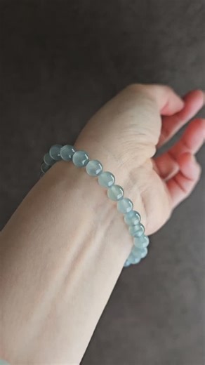 糜之手作設計 / 翡翠玉石 . 水晶 | 這抹幽藍光，真的長在了審美點上 ✨ ​一直想找條不落俗套的手串，這條的剛性真的驚艷到我。 色調不悶，而是帶凌厲的「鋼味」的光感，透著清冷的高級感。 室內看​顏色是耐看的深邃藍，像深海也像夜空；自然光下又是亮眼的藍，光感層次分明。日常搭件白襯衫，那種靜謐的美感就出來了。... | Instagram