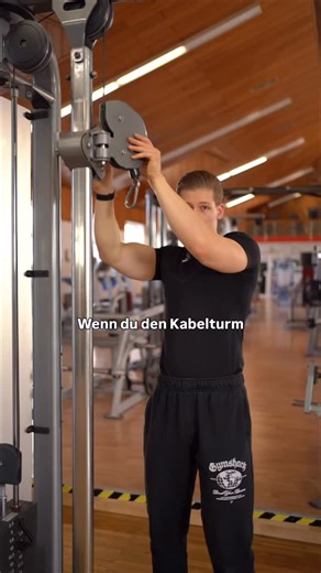 Tim Feil on Instagram: "Overhead Trizeps Extensions richtig ausgeführt👇🏻 So führst du Overhead Trizeps Extensions richtig aus: 👉🏻Kabelturm auf Beckenhöhe stellen 👉🏻Stange befestigen 👉🏻Gewicht für 6-8 Wiederholungen aussuchen 👉🏻Arme neben dem Kopf platzieren 👉🏻Explosiv die Arme strecken 👉🏻Kontrolliert in der negativen die Arme bis zur Dehnung führen 🚨Mit einer Overhead Trizeps Extensions Variante kannst du gezielt den Fokus auf den langen Kopf setzten. Um die Übung noch stabiler zu