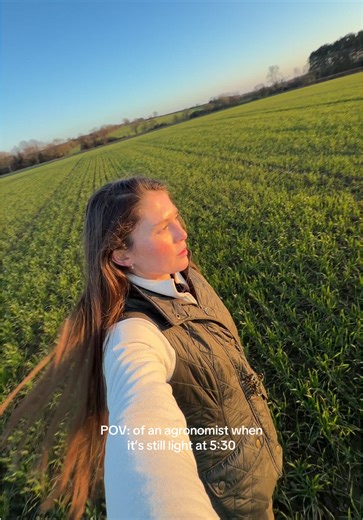 Spring has well and truly sprung today!! & as an agronomist I can’t tell if I’m happy or stressed about it (probably a mix of both!) 🌞🌼🌷 #agronomist #farmlifestyle #farmliving #britishfarming #girlsinagriculture