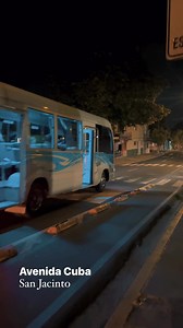 Cae la noche en San Jacinto y los pasajeros de autobuses se abrigan ante las temperaturas frías en el barrio. | Barrio San Jacinto S.S