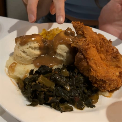 Dinner at The Magnolia in downtown Charleston. The vibe was perfect, and the food absolutely delivered. What’s your go to Charleston dinner spot? | Cody & Kellie