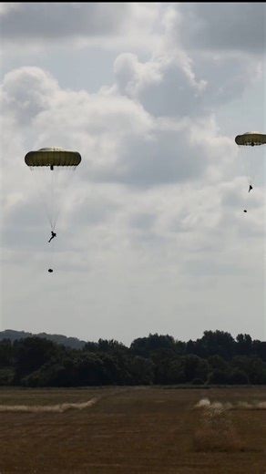 124K views · 1.5K reactions | British and French paratroopers have trained together to be ready to deploy on operations together. 欄 After a day of ground training to build familiarity with the kit and procedures, the French paratroopers did a parachute jump to earn their ‘Bonds of Friendship’ wings. 廒 | BFBS Radio | Facebook