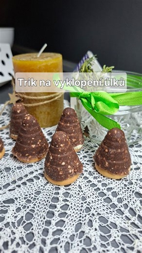 Jednoduchý trik na vyklopení úlků- není potřeba vysypávat moučkovým cukrem, stačí, když si pomůžete sáčkem popř. potravinářskou fólií. Recept: Na cca 30 úlků 160g mletých piškoty 120g cukru moučka 60g změklého másla 2 PL mléka 2 PL kakaa 2 PL rumu *PL = polévková lžíce Postup 1. Všechny ingredience smícháme do kompaktniho těsta, pokud by bylo potřeba přidejte máslo. Do náplně používám máslové bilkový krém, kterého dělám více, rozdělím a různě ho ochucuji i do jiných druhů cukrovi, do úlků dávám 