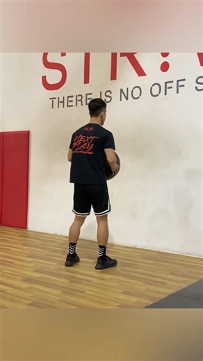 Strive Basketball&Performance | 今天為大家示範以不同方式去令藥球砸牆這個上肢爆發力訓練更加貼近不同運動 影片所示範的混合了跳躍和腿部軸心動作，你亦可以因應你運動的需要創造屬於自己的訓練動作 Here are different ways to make your Medicine Ball Slam... | Instagram