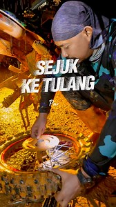 Sejuk tu toksah dok kira la , sampai ke tulang . Hujan dari awal mula perjalanan sampai la ke sekolah . Tapi cerita bab seronok bawak motor waktu malam ni lain macam feelnya . Walau ada musaqoh di tengah jalan , mulut tak lekang dek senyum . Ada video panjangnya nanti menyusul . Kenalah dengan hastaq #yangkentalpastisampai . Jenis manja elok mai sini kasi liat macam akar rotan baru mahal nadan tubuh. #cikgumalaysia #sekolahpedalaman #posbalar #multitasking | Ben Zaid
