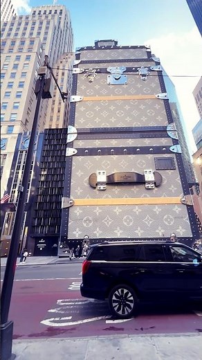 Louis Vuitton Trunk Building in New York City 🤯🗽