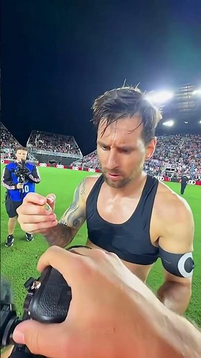 Messi’s Iconic Autograph Moment 😱