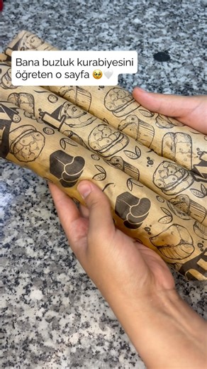 gamze on Instagram: "Tarif ⬇️ O kadar pratik ve lezzetli ki 🫠 Her evin buzluğunda bulunmalı 🤍 @yemekcom tarifidir🫶🏻 Malzemeler 250 gram tereyağı (yumuşamış) 1 su bardağı pudra şekeri 1 adet yumurta 1 paket vanilin 1/2 tatlı kaşığı kabartma tozu 1 su bardağı damla çikolata 4 su bardağı un Hazırlanışı Çikolata ve un hariç tüm malzemeleri bir araya getirip yoğurun. Azar azar unu ilave ederek ele yapışmayan bir hamur elde edin. Çikolata parçalarını ekleyin. Buzdolabı poşeti ya da streç film üzer
