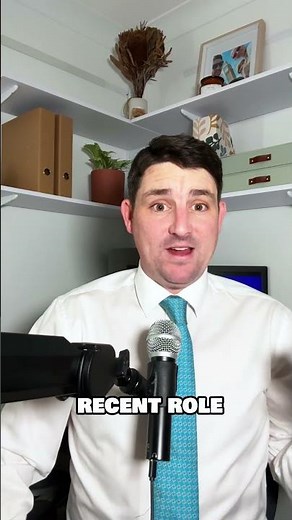 How to Introduce Yourself in an Interview (THE RIGHT WAY)