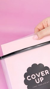 Hey cakie! I know you wanna master a sexy square cake- let me help 🥰 You can do it without wrapping your lid in single use plastic because it comes with a sheet of reusable Cover Up which is cut to size! 😜 Just attach, load and flip! Then wash and reuse ♻️ #cake #cakeartist #cakedesign #caketopper #cookies #fondantcookies #bakelsau #cookiecutters #cookieartist #baker #madebyhand #cakeartist #cupcakes #fondant #buttercream #ganache #sydneycaker #acdnmember #sustainablebaking #sustainabliebaking