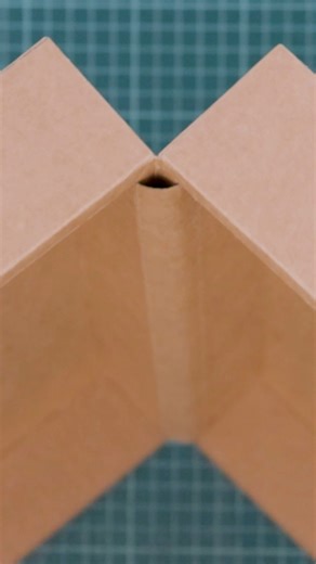 Itoshige Studio on Instagram: "📦 New Project: A Briefcase from Upcycled Cardboard! Turn discarded cardboard into a sleek, portable organizer with hidden compartments, elastic holders, and magnetic closure. 🛠 Full tutorial premieres on YouTube – Jan 3 at 3PM (CET) ▶️ Link in bio 📦 新作公開！ダンボールで作るブリーフケース📁 廃材から、収納力バツグンの美しいオーガナイザーが完成！ 隠しスペース、ゴムバンド、マグネット付きで機能性も◎ 🎬 フル動画は 1月3日午後3時〜（日本時間午後11時〜） YouTubeプレミア公開！ ▶️ プロフィールのリンクからどうぞ 📦 ¡Nuevo proyecto! Maletín hecho con cartón reciclado 🎁 Convierte cartó